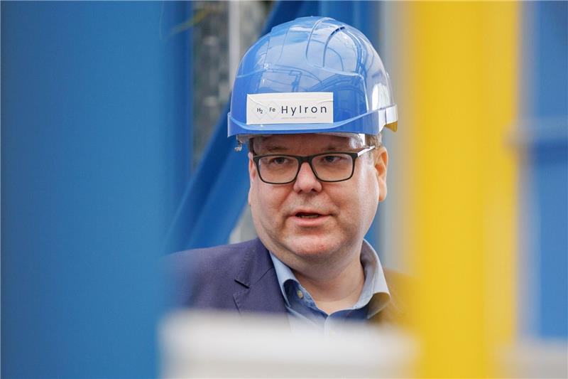 Pilotanlage zur Herstellung von „grünem Eisen” in Betrieb Christian Meyer (Bündnis 90/Die Grünen), Umweltminister von Niedersachsen.