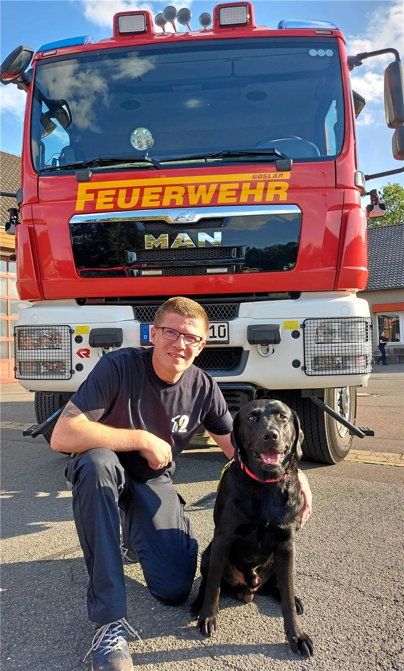 Rettungshunde für die Feuerwehr Goslar im Einsatz Christian Meyer mit dem Labrador Balu. Foto: Hohaus