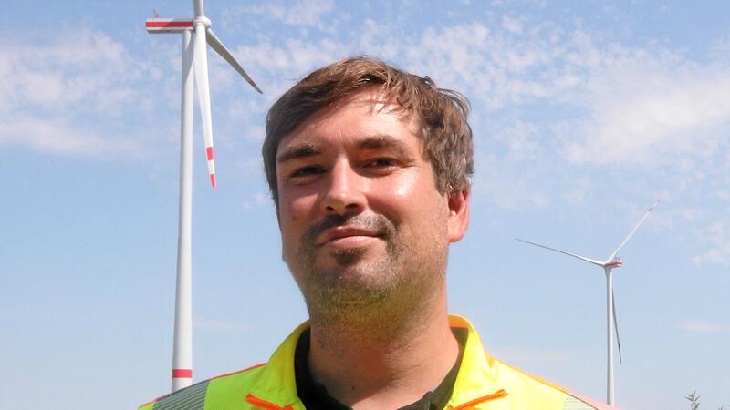 160 Meter über dem Schladener Erdboden: Warten aufs Andocken Christian Nowack ist der Bauleiter beim Projekt Windpark Beuchte.