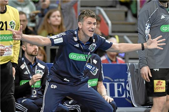 Christian Prokop engagiert an der Seitenlinie. Vom 19 Uhr an trifft der TSV Hannover-Burgdorf am heutigen Freitag in der Deilich-Sporthalle in Bad Harzburg auf den SC DHfK Leipzig. Foto: dpa