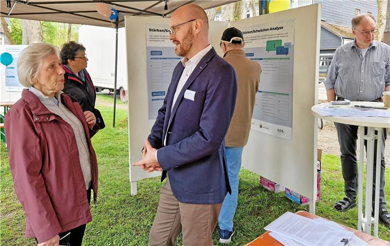 Christian Rauf vom Sanierungsträger GOS steht für Fragen und Anregungen der Zellerfelder zur Verfügung. Viele, die direkt Sanierungsgebiet wohnen, kommen aber nicht. Foto: Knoke