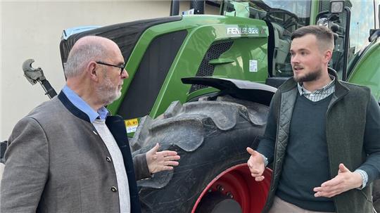 Christian Rehse senior und junior im Dialog: Der 78-Jährige und sein 28-jähriger Enkel sind beide Landwirte und beide gehören der FDP an.