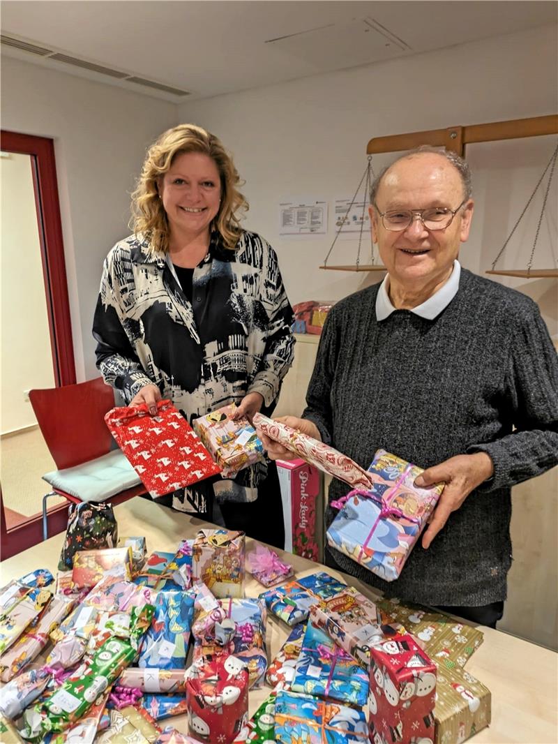 Der Päckchen-Packer für den Weihnachtsmarkt Christian Richter packt für sein Leben gerne ein – und ist begeistert, wie sehr sich Menschen noch über Kleinigkeiten freuen können. Das ist der tiefere Sinn der Ein-Euro-Überraschungspäckchen am ökumenischen Stand auf dem Weihnachtsmarkt – zusammen mit dem Benefizcharakter. Denn mit dem Erlös sind schon viele helfende Projekte von Misereor und Brot für die Welt finanziert worden. Der Stand mit Selbstgemachtem aus den Kirchengemeinden kommt an: „2022 haben wir alles verkauft, was nicht niet- und nagelfest war“, berichtet Stefanie Sandau von der Diakonie, die den Hut bei der Organisation aufhat. Foto: Privat