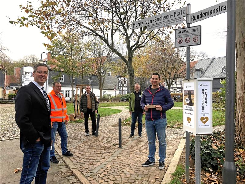 Christian Salzmann (rechts) zeigt Dr. Oliver Junk (von links), Thomas Lindner, Holger Fricke und Mathias Brand die verschiedenen Beutelgrößen, die zusammengefaltet im Spender am Moritz-von-Sachsen-Platz liegen.  Foto: Stadt Goslar