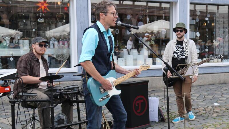 Goslarer Schuhhof wird zur Sommer-Konzertbühne Christian Seefeld und die Gruppe Frekafu verbreiten Sommerstimmung und Eislaune.