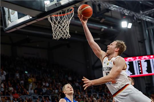 Christian Sengfelder (r, Deutschland) in Aktion beim Korbleger.