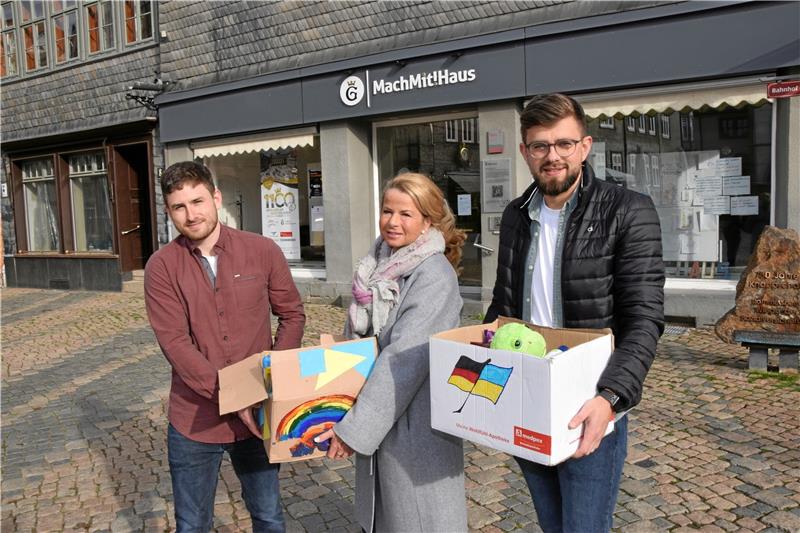 1100 Jahre Goslar - 1100 Pakete: Hilfsaktion für Ukraine läuft an Christian Warzecha, Oberbürgermeisterin Urte Schwerdtner und Kamil Chmiel (v. li.) trommeln für eine Hilfsaktion: 1100 Päckchen aus Goslar für Familien in der Ukraine. Jeder kann mitmachen – ab sofort. Foto: Kleine