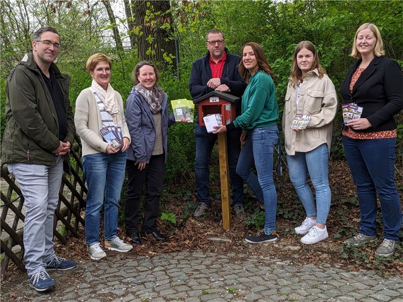 Wandern: Im Harzvorland gibt es neue Stempelstellen Christian Wegmann (Dampflokgemeinschaft), Sandra Ambrecht (gemeinde Liebenburg), Daniela Hab (Tourist-Information Salzgitter), Alf Hesse (Bürgermeister Liebenburg), Jessica lau (Tourismusverband), Alissa Koch (Samtgemeinde Elm-Asse), Anne Kautz (Sweco). Fotos: Raksch