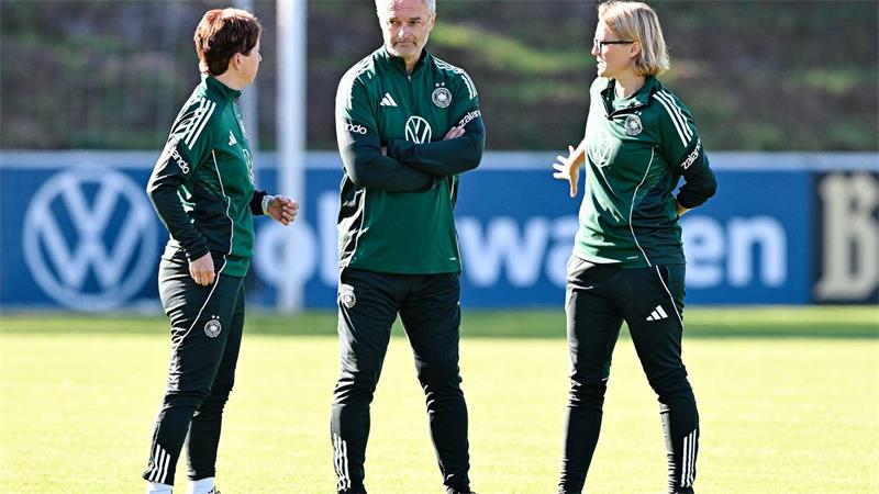 Christian Wück (Mitte): Härteste in Karlsruhe gegen Australien.   