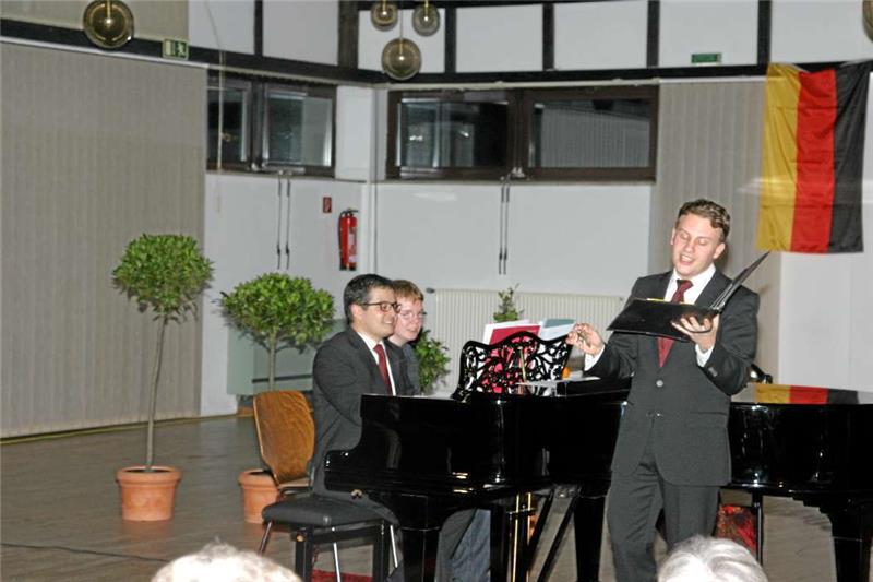 Christian Zimmer (li.) und Bariton Steffen Henning eröffnen am Samstag die neue Konzertsaison des Steinwayvereins.  Archivfoto: Jelinski
