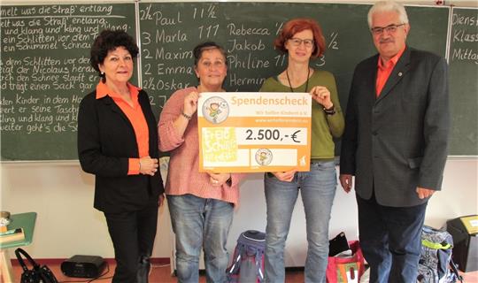 Christiana Berg (li.) und Jürgen Kinzel überreichen Debora Rieger und Verena Bauerden symbolischen Spendenscheck.  Foto: Hohaus