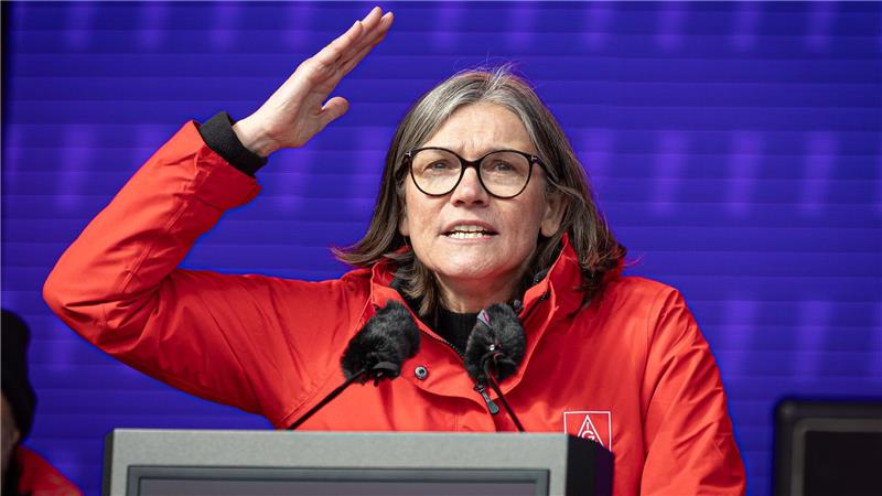 Christiane Benner, Erste Vorsitzende der IG Metall, spricht beim bundesweiten Aktionstag der IG Metall im Georgengarten.