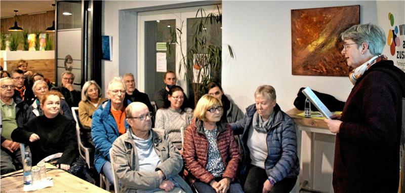 So unterwandern Rechte den ländlichen Raum Christiane Dahncke (re.) vom Goslarer Bündnis gegen Rechtsextremismus begrüßt das Publikum im Café der Goslarschen Höfe zum Vortrag mit dem Titel „Ökologie von rechts – Rechtsextremismus und Naturschutz. Foto: Dürich