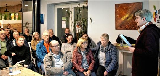 Christiane Dahncke (re.) vom Goslarer Bündnis gegen Rechtsextremismus begrüßt das Publikum im Café der Goslarschen Höfe zum Vortrag mit dem Titel „Ökologie von rechts – Rechtsextremismus und Naturschutz. Foto: Dürich