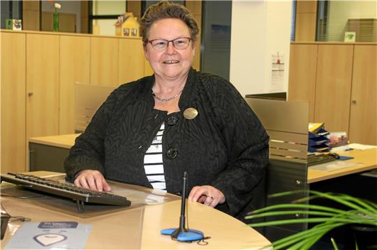 Christiane Hemschemeier arbeitet seit 44 Jahren bei der Volksbank – kurz vor Ostern hat sie einen Enkeltrick verhindert.  Foto: Knoke