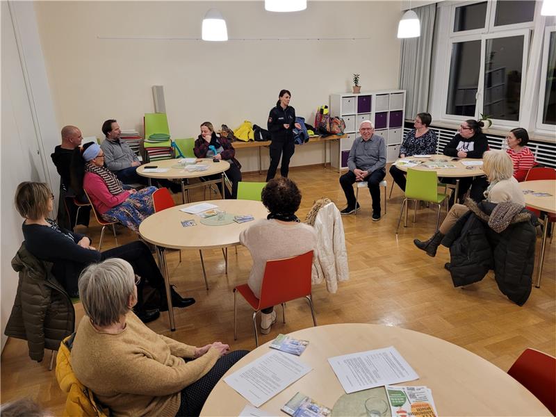 Christiane Meier von der Polizei (stehend) und Peter Scheffel von der Verkehrswacht (rechts daneben) stellen das „Gesa“-Projekt im Mehrgenerationenhaus vor. Foto: Exner