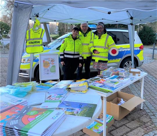 Christiane Meier von der Polizeiinspektion Goslar (v.li.), Peter Scheffel von der Verkehrswacht und Magdalena Stephan vom Stadtelternrat informieren in der Bummelallee über Verkehrssicherheit von Kindern und dabei auch über das „Gesa“-Projekt. Foto: Polizei