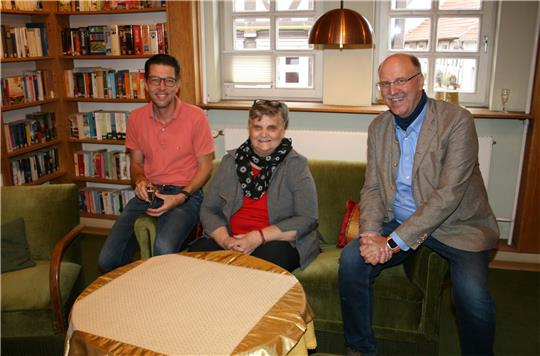 Christiane Pantke, Marc Samel(li) und Andreas Memmert freuen sich über die Wiedereröffnung der Bücherei. Die Gemeinde Schladen-Werra hat 90.000 Euro in den Brandschutz investiert. Foto: Hohaus