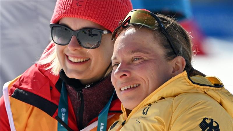 Medaillenreicher Auftakt für Team D bei Paralympics Christiane Schenderlein gratuliert Anja Wicker (r) zur zweiten Medaille.