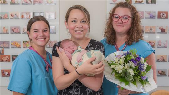 Christin Stolle-Becker freut sich über die Geburt ihres Sohnes Karl am 25. August in Wernigerode. Zwei Schwestern der Geburtshilfe des Harzklinikums stehen ihr zur Seite.