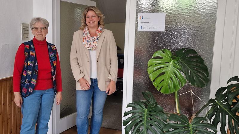 Christin Wiesjahn (Vorsitzende des Kirchenvorstands) (l.) und Stefanie Sandau (Leitung der Kreisstelle Goslar).
