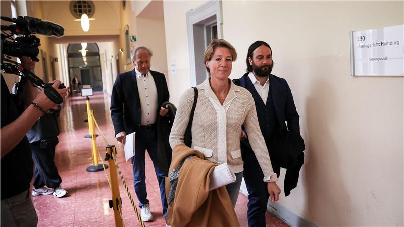 Christina Block auf dem Weg in den Gerichtssaal, rechts ihr Anwalt Ingo Bott, links Gerhard Delling.