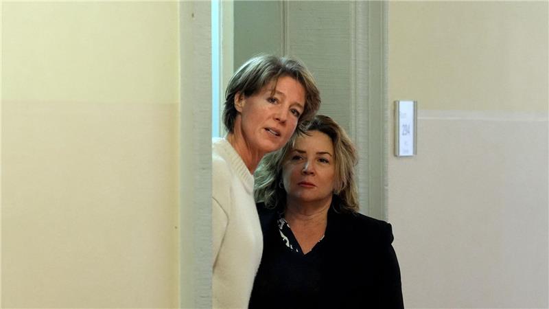 Christina Block eilte ihrer in Tränen aufgelösten Verwandten hinterher und schirmte sie zusammen mit Gül Pinar, der Verteidigerin eines anderen Angeklagten, vor Fotografen ab.