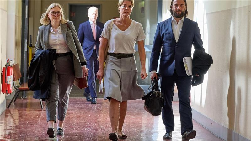 Block-Verteidiger konfrontiert Zeugin mit Widersprüchen Christina Block (m.) mit ihren Verteidigern auf dem Weg ins Gericht.