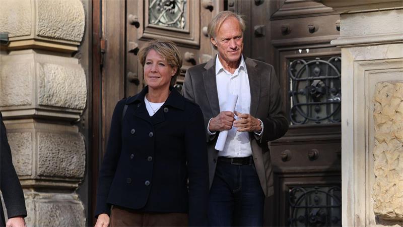 Neue Beweisanträge im Block-Prozess - Verzögerung möglich Christina Block und ihr Lebensgefährte Gerhard Delling verlassen das Gerichtsgebäude.