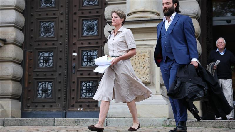 Christina Block verlässt mit Ingo Bott, einer ihrer Verteidiger, das Gericht nach dem Prozesstag wegen mutmaßlicher Kindesentführung. 