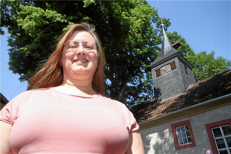 Bodensteins Neue ist eine alte Bekannte Christina Bosse strahlt vor dem Turm der Bodensteiner Kirche mit der Sonne um die Wette. Bereits ihren Examensgottesdienst hielt sie in dem Dorf an den Klippen. Foto: Gereke