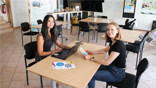 Christina Kraus (li.) und Levke Ermert machen es vor: Beim Speed Dating im Mach-mit-Haus sollen Vier-Augen-Gespräche von Tisch zu Tisch geführt werden. Nach fünf Minuten ertönt ein Signal. Dann wechseln die Bürgerinnen und Bürger ihren Sitzplatz, um vom nächsten Verein, Verband, der nächsten Institution oder Einrichtung zu erfahren, welche ehrenamtliche Arbeit dort zu vergeben ist.