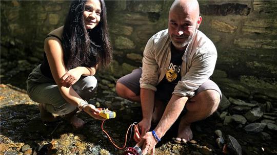 Christina Kraus und Martin Sänger präsentieren einen Prototypen für die Wasserrad-Challenge in der Abzucht.