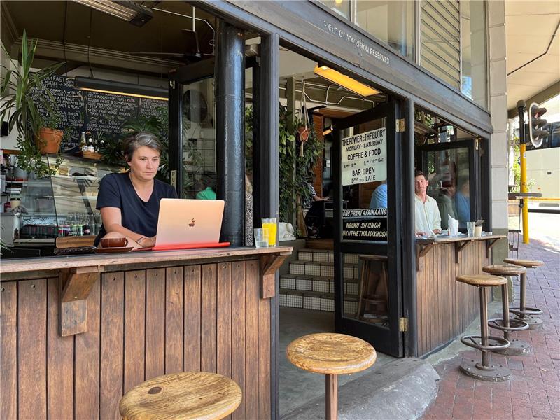 Digitale Nomaden setzen Trend für neue Lebensart Christina Leitner in einer Bar in Kapstadt. Sie lebt seit elf Jahren als digitale Nomadin.