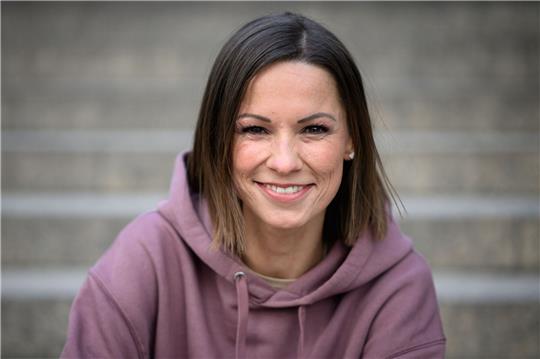 Christina Stürmer macht nicht nur gern Musik, sondern arbeitet auch gern im Garten.