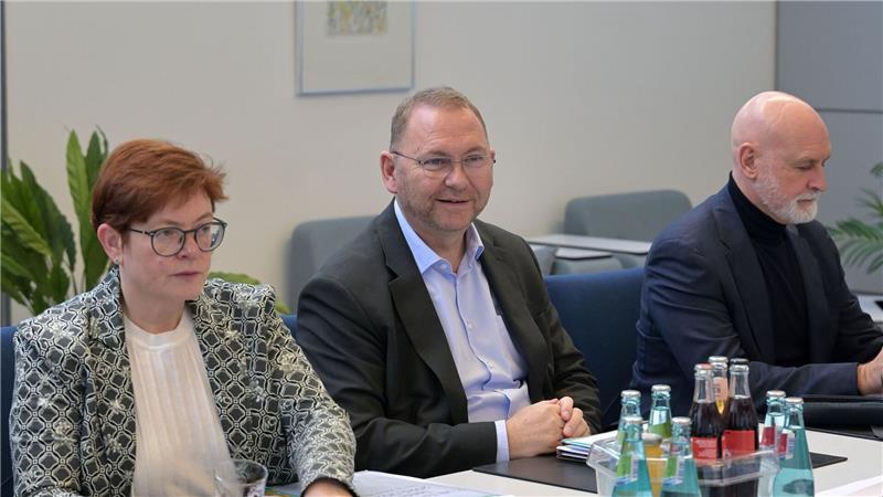 Christine Behle, Verdi-Vize, im Verhandlungsraum in Potsdam, neben ihr Verdi-Chef Frank Werneke und dbb-Chef Volker Geyer. (Archivbild)