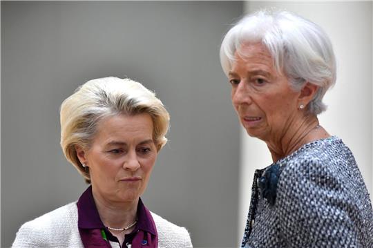 Christine Lagarde (r), Präsidentin der Europäischen Zentralbank, spricht mit Ursula von der Leyen, Präsidentin der Europäischen Kommission.