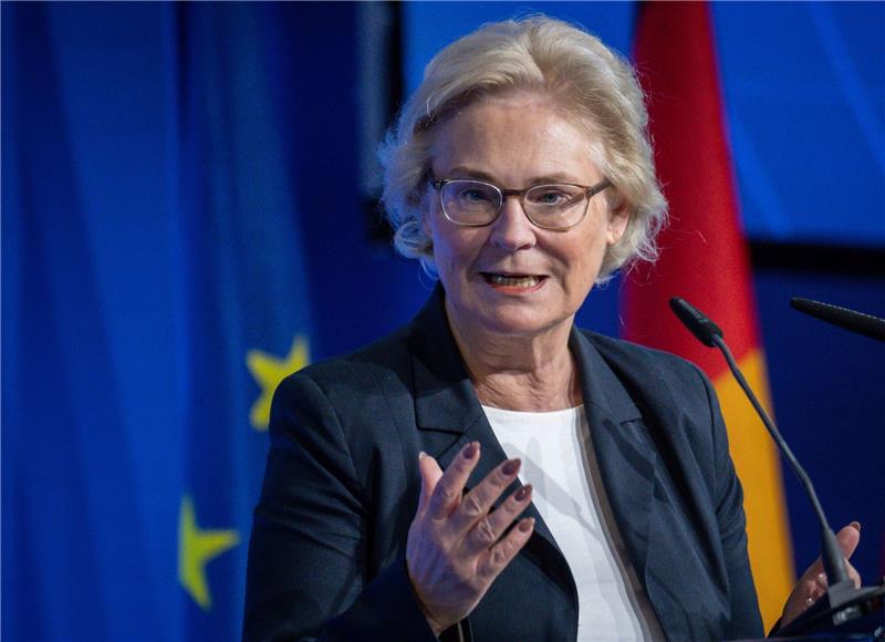 Lambrecht: Bundeswehr wird zur Verteidigung in der Lage sein Christine Lambrecht während ihrer Rede bei der Berliner Sicherheitskonferenz.