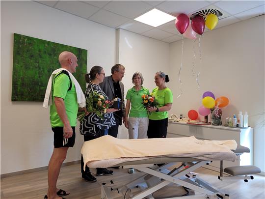 Christine Reimann (2.v.re.) wird von ihren Kollegen und Vorgesetzten in den Ruhestand verabschiedet. Foto: Exner