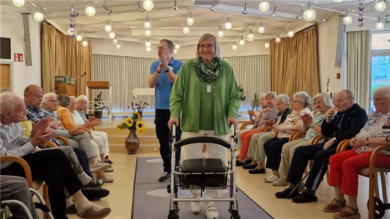 Drei Frauen und 278 Jahre auf dem Laufsteg im Abendfrieden Goslar Christine Rose präsentiert eine Kombination aus einem grünen Shirt und einer grünen Strickjacke – die sie im Anschluss auch direkt für ihre persönliche Garderobe in der mobilen Boutique erwirbt.