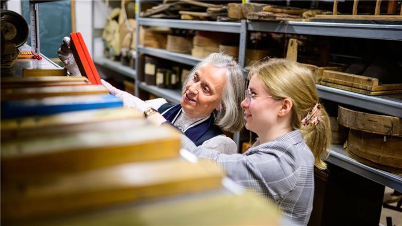 „Von Federkiel und Rechenschieber“ – Schule am Kiekeberg Christine Strüfing (l), ehemalige Lehrerin, und Lea Finzel, Kuratorin, schauen sich im Kiekeberg-Museum verschiedene Exponate an. Christine Strüfing trug tausende Objekte zusammen, die einen Zeitraum von mehr als 100 Jahren Schulgeschichte abdecken.