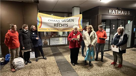 Christine Weber (Mitte) von den „Omas gegen Rechts“ übergibt die Unterschriftenliste an die Ratsvorsitzende Dr. Gabriele Alberts-Goebel (3.v.r.).
