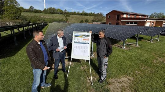 Christof Schneidereit, Bürgermeister Ralf Abrahms und Klärwerks-Chef Jens Göttling liefern ein Fazit des ersten Jahres, in dem die Solaranlage läuft.
