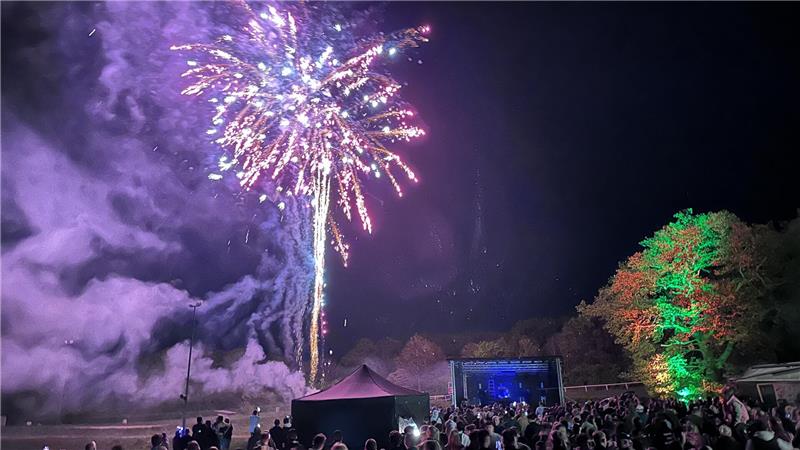 So fröhlich begrüßen die Bad Harzburger den Wonnemonat Mai Christof Schneidereit brennt ein prächtiges Feuerwerk ab.