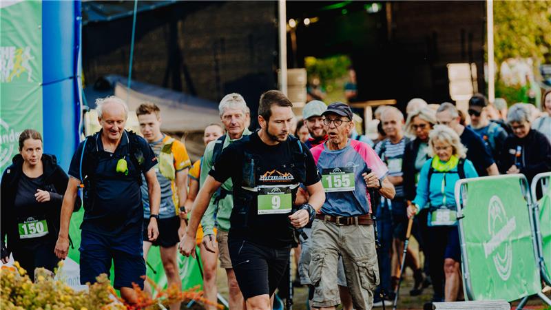 Beim 7. Hahnenkleer Wandermarathon wird ein Dackel zum Star Christoph Abromeit mit der Nummer neun macht sich auf den Weg zu seinem Wandermarathon. Er wird die schnellste Zeit erwandern.