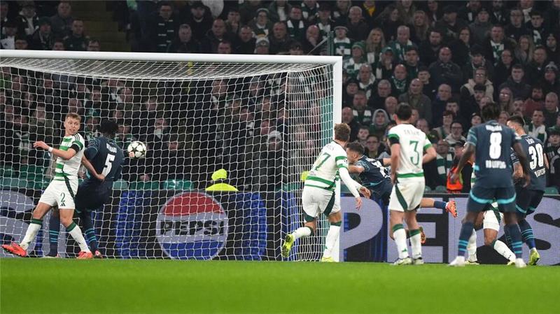 RB Leipzig von Celtic Glasgow überrannt - Doppelpack Kühn Christoph Baumgartner (4.v.r) köpft RB Leipzig in Führung.