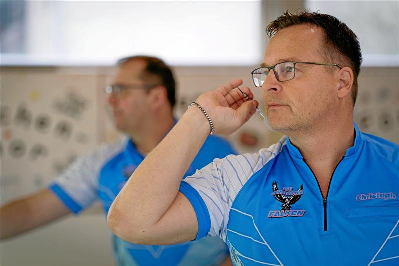 Christoph Bruns und im Hintergrund Jens Peters sichern mit ihrem Sieg im Doppel im letzten Spiel des Tages einen Punkt gegen Greifswald. Foto: Drechsler