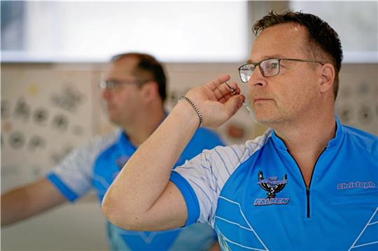 Christoph Bruns und im Hintergrund Jens Peters sichern mit ihrem Sieg im Doppel im letzten Spiel des Tages einen Punkt gegen Greifswald. Foto: Drechsler