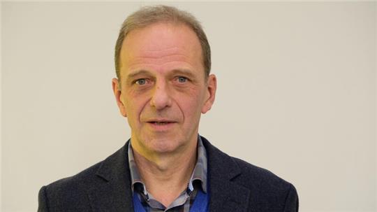 Ein Mann blickt in die Kamera.