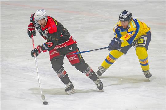 Christoph Koziol (l), hier im jüngsten Testspiel gegen Adendorf, und die Harzer Falken hoffen auf ein Sechs-Punkte-Wochenende in der Eishockey-Regionalliga. Foto: Drechsler